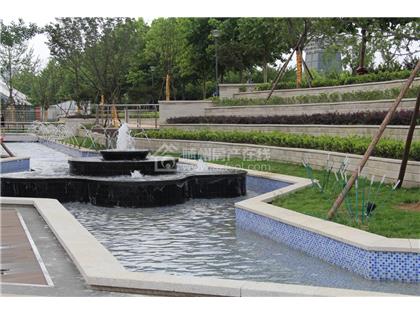 随州·红星国际广场营销中心前的绿化喷泉景观