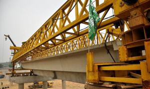 随县一桥启动梁板吊装 预计2016年10月竣工通车
